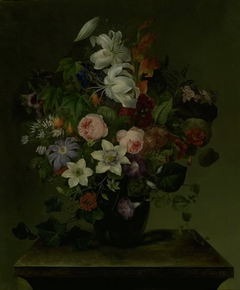 Blomsterbuket med snerle og efeu by Hermania Neergaard