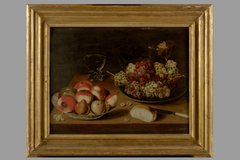 Deux plats de pommes, poires et raisins avec un verre roemer sur un entablement by Anonymous