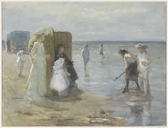 Gezicht langs de vloedlijn aan het Scheveningse strand, met twee dames en kinderen
