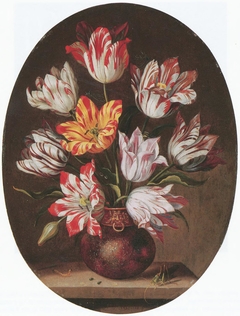 Tulpen in een vaas met een rups en een sprinkhaan op een stenen tafel