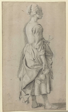 Staande vrouw van opzij gezien, met een glas in haar linkerhand en een kan in haar rechterhand by Unknown Artist