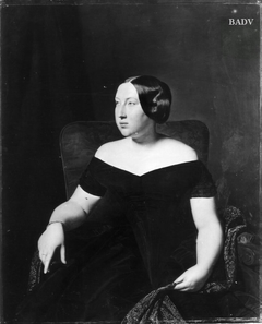 Bildnis einer Dame im schwarzem Seidenkleid auf einem roten Fauteuil sitzend