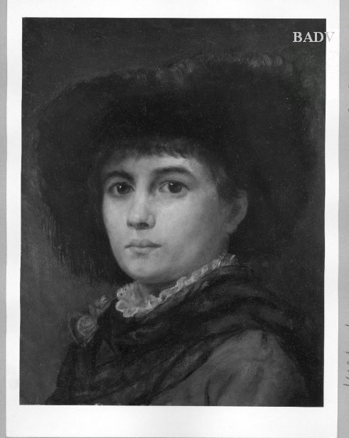 Frauenkopf mit schwarzem Hut