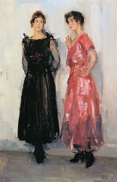 Two models, Epi and Gertie, in the Amsterdam Fashion House Hirsch by Isaac Israels